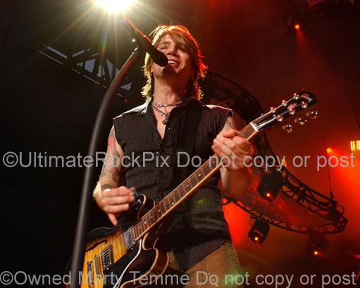 Photo of Johnny Rzeznik of Goo Goo Dolls playing a Gibson 335 in concert by Marty Temme