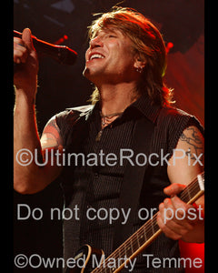 Photo of Johnny Rzeznik of Goo Goo Dolls in concert by Marty Temme