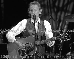 Photo of singer Gordon Lightfoot in concert in 2007 by Marty Temme