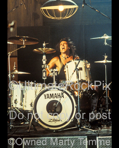 Photo of Audie Desbrow of Great White in concert in 1992 by Marty Temme