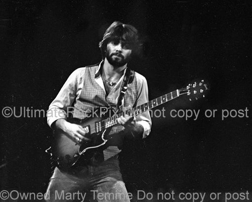 Photo of guitar player Todd Sharp of Hall & Oates in concert in 1977 by Marty Temme