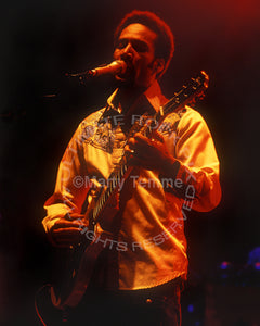 Photo of Ben Harper playing a Les Paul Junior in concert in 2004 by Marty Temme