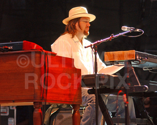 Photo of keyboardist Jason Yates of Ben Harper in concert by Marty Temme