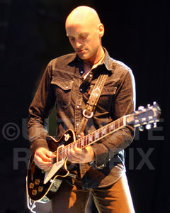 Photo of Michael Ward of Ben Harper playing a Les Paul in concert by Marty Temme