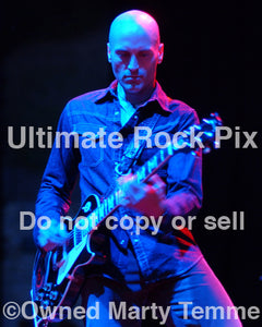 Photo of Michael Ward of Ben Harper playing a Les Paul in concert in 2006 by Marty Temme