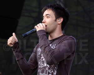 Photo of Doug Robb of Hoobastank in concert by Marty Temme