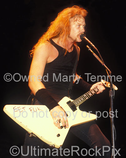 Photo of James Hetfield of Metallica singing in concert in 1989 - het890