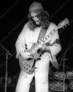 Photo of guitarist Steve Hillage in concert in 1977 by Marty Temme