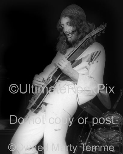 Photo of musician Steve Hillage in concert in 1977 by Marty Temme