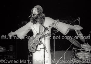 Photo of guitar player Steve Hillage in concert in 1977 by Marty Temme