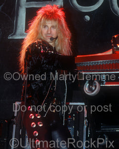 Photo of Gregg Giuffria of House of Lords in concert in 1989 by Marty Temme