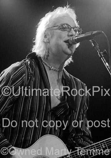 Photo of Jani Lane of Warrant in concert in 2005 by Marty Temme