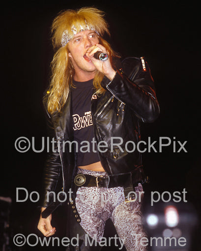 Photo of Jani Lane of Warrant in concert in 1989 by Marty Temme