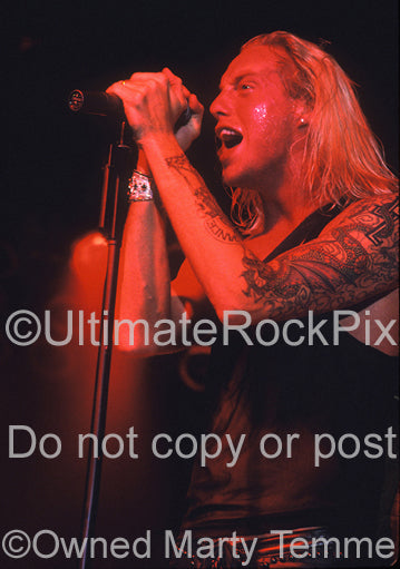 Photo of Jani Lane of Warrant in concert in 2003 by Marty Temme