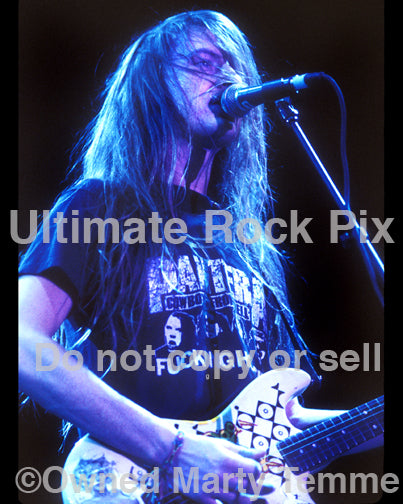 Photo of Jerry Cantrell of Alice in Chains wearing a Pantera shirt in concert in 1991 by Marty Temme