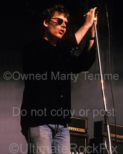 Photo of Jim Reid of The Jesus and Mary Chain in concert by Marty Temme
