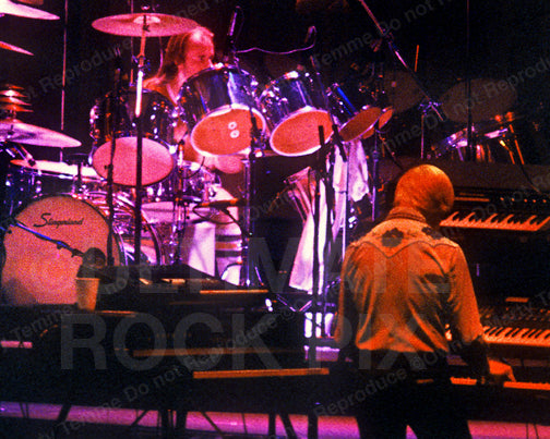 Photo of Phil Ehart and Kerry Livgren of Kansas in concert in 1979 by Marty Temme