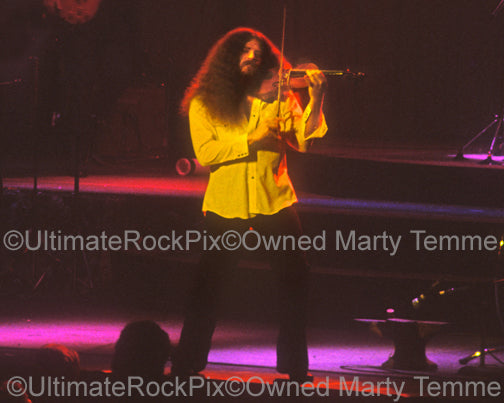 Photo of Robbie Steinhardt of Kansas in concert in 1979 by Marty Temme