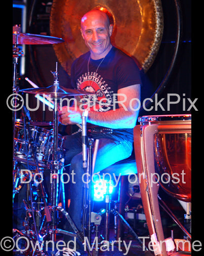 Photo of drummer Kenny Aronoff in concert by Marty Temme