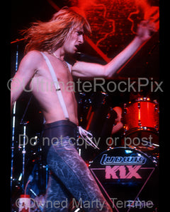 Photo of singer Steve Whiteman of Kix in concert in 1989 by Marty Temme