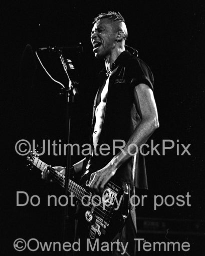 Photo of musician Doug Pinnick of King's X in concert by Marty Temme