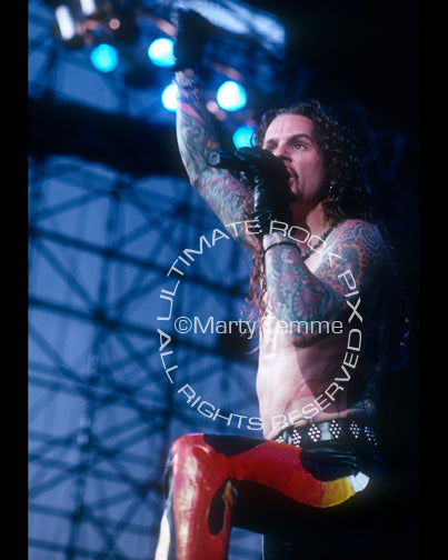 Photo of Ron Young of Little Caesar in concert in 1991 by Marty Temme