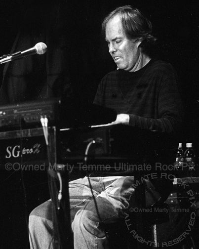 Photo of keyboardist Bill Payne of Little Feat in concert in 2002 by Marty Temme
