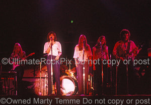Photo of Linda Ronstadt, Waddy Wachtel and Richard Bowden in 1973 by Marty Temme