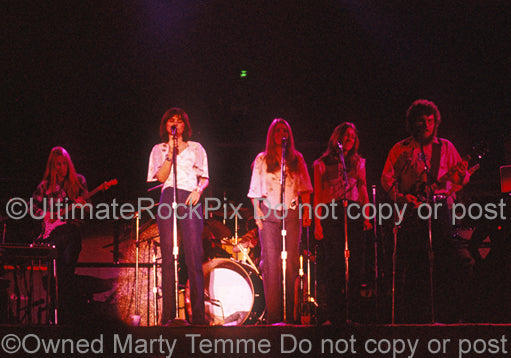 Photo of Linda Ronstadt, Waddy Wachtel and Richard Bowden in 1973 by Marty Temme