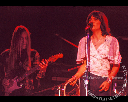 Photo of Linda Ronstadt and Waddy Wachtel in 1973 by Marty Temme