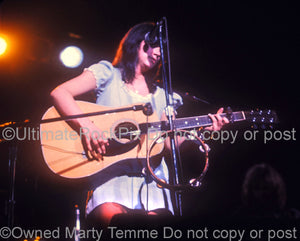 Photo of singer Linda Ronstadt in concert in 1974 by Marty Temme