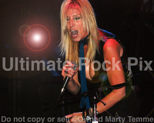 Photo of Lorraine Lewis of Femme Fatale in concert by Marty Temme