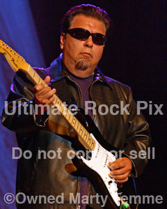 Photo of guitar player Cesar Rojas of Los Lobos in concert