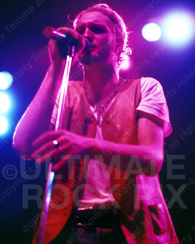 Photo of vocalist Layne Staley of Alice in Chains in concert in 1993 by Marty Temme