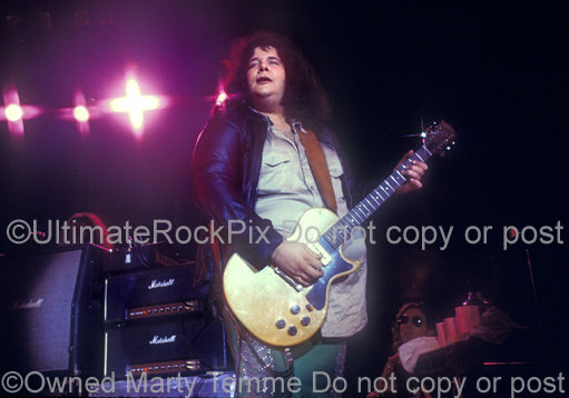 Photo of Leslie West of Mountain in concert in 1975 by Marty Temme