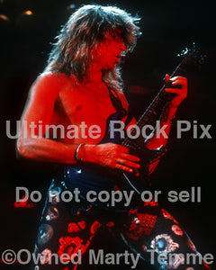 Photo of George Lynch of Lynch Mob onstage in 1991 by Marty Temme