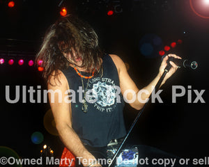 Photo of vocalist Oni Logan of Lynch Mob in concert in 1991 by Marty Temme