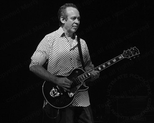 Black and white photo of Phil Manzanera of Roxy Music playing a Les Paul in concert by Marty Temme