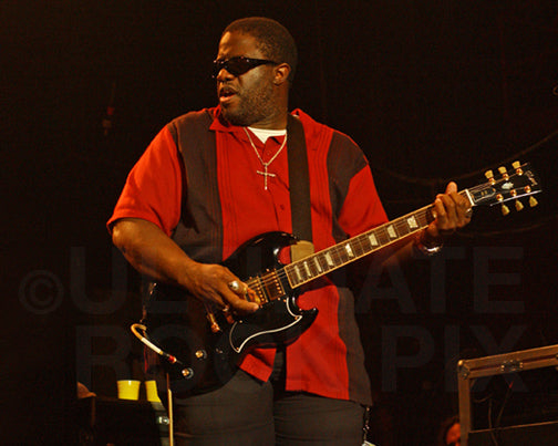 Photo of Michael Bradford performing with Deep Purple in 2007 by Marty Temme