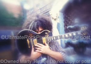 Photo of Buzz Osborne of Melvins with his Les Paul in 1995 by Marty Temme