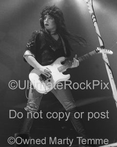 Photo of Mick Mars of Motley Crue in concert in 1985 by Marty Temme