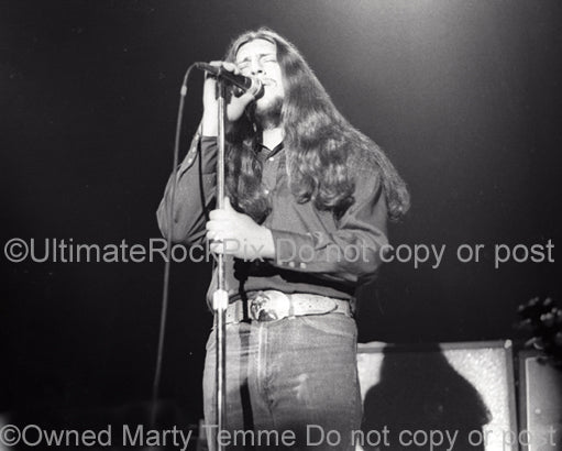 Photo of vocalist Doug Gray of The Marshall Tucker Band in concert in 1974 by Marty Temme