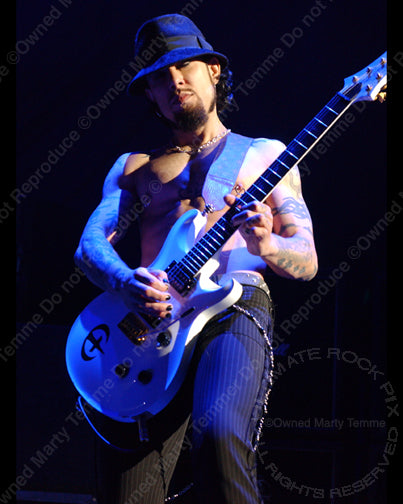 Photo of Dave Navarro of Janes Addiction in concert by Marty Temme
