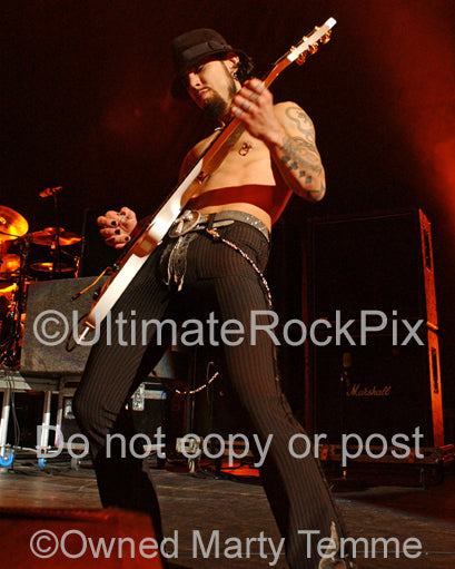Photo of guitarist Dave Navarro of Janes Addiction in concert in 2007 - navarropc071997