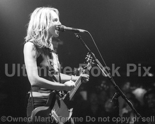 Photo of Nina Gordon of Veruca Salt in concert in 2001 by Marty Temme