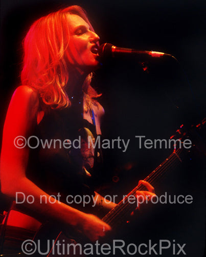 Photo of singer Nina Gordon of Veruca Salt in concert in 2001 by Marty Temme