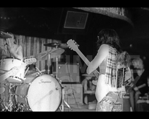 Photo of Jerry Nolan and Johnny Thunders of New York Dolls in concert in 1974 by Marty Temme
