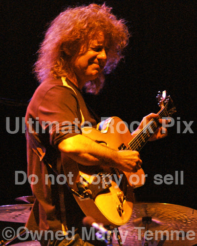 Photo of jazz guitarist Pat Metheny in concert by Marty Temme