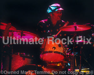 Photo of drummer Shawn Pelton performing with Shawn Colvin in concert in 2001 by Marty Temme