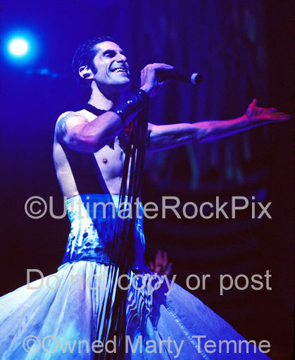 Photo of singer Perry Farrell of Janes Addiction onstage in 2001 - perryhand